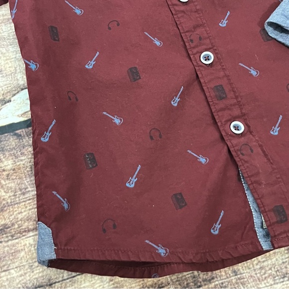 Boys button front shirt by Penguin is in like new condition. Size 4 - Picture 3 of 7
